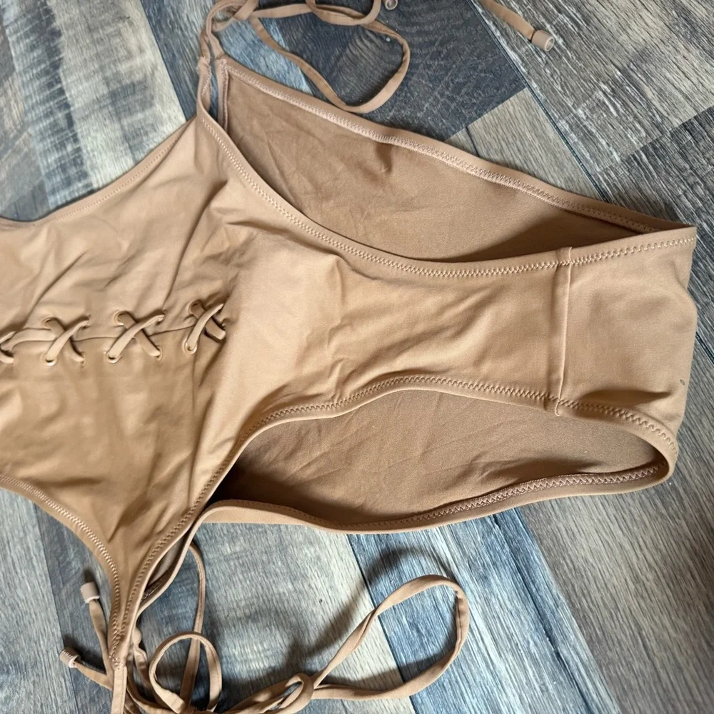 SKIMS chic tan